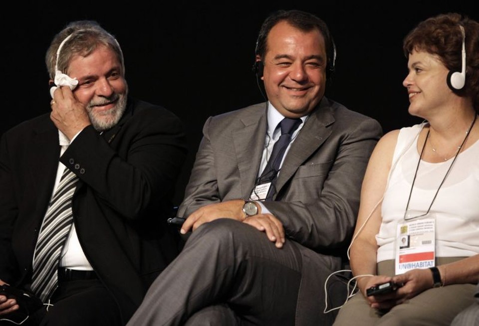 A partilha é um assunto superado. A nossa luta é a perda da participação es­­pe­­cial que nós teremos com a aprova­­ção da partilha [dos royalties do petróleo]. Nós não vamos pedir nada, esse acordo já está feito. Sérgio Cabral, governador reeleito do Rio de Janeiro, cobrando da presidente eleita Dilma Rousseff que vete a lei que prevê a partilha dos royalties do petróleo, caso ela seja aprovada | Sergio Mora / Gazeta do Povo