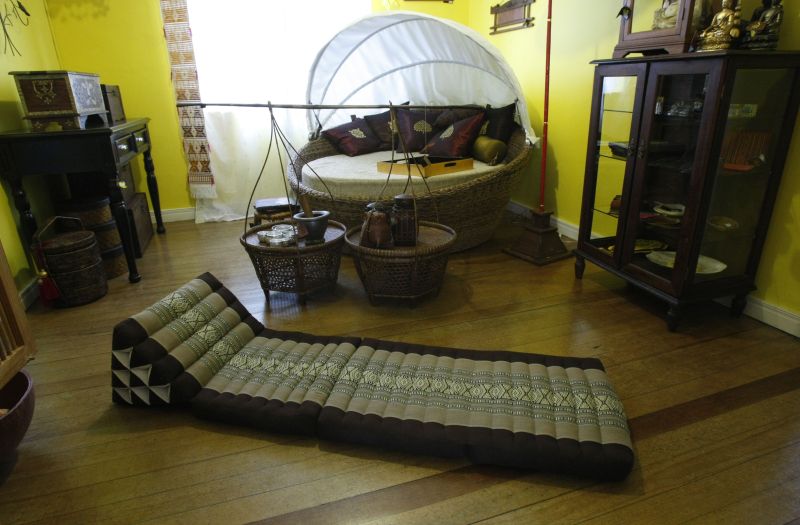 Com encosto em formato de triângulo, o futon dobrável tailandês, da Asiarte, custa R$ 380, no modelo de algodão | Jonathan Campos/Gazeta do Povo