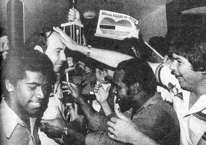 Torcida do Colorado comemora o único título, mesmo que dividido, da história do Clube, que veio a se unir com o Pinheiros em 1989, resultando o atual Paraná Clube | 