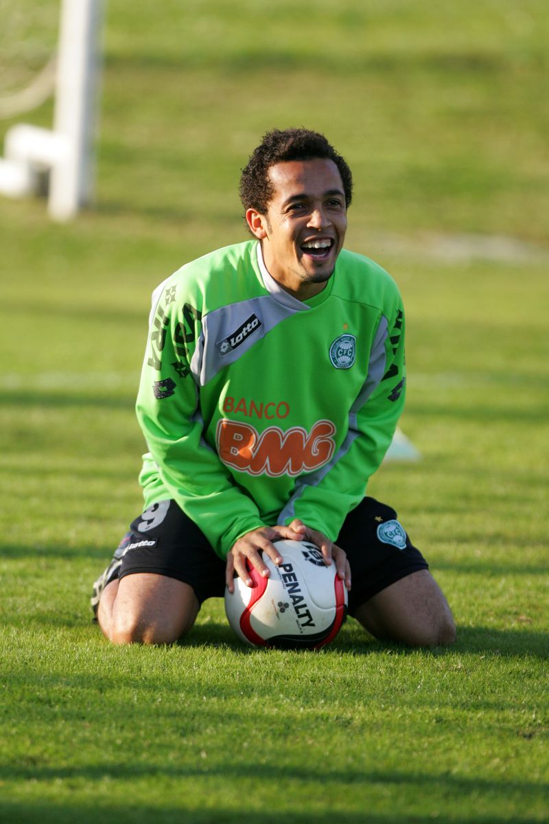 Rafinha tenta se livrar do vínculo com o São Paulo para poder assinar contrato com o Coritiba visando à temporada 2011. | Antonio More/ Gazeta do Povo