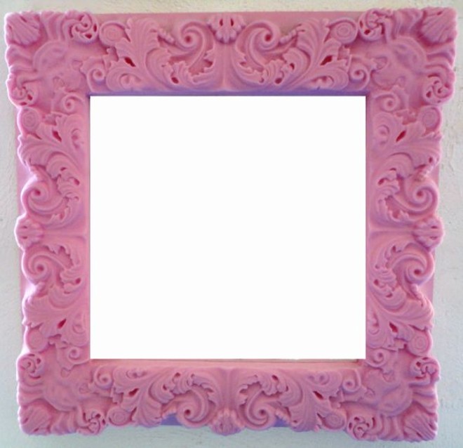 Espelho da Linha Rococó, da Tienda Design. Moldura de plástico rotomoldado, nas cores amarelo, branco, azul, rosa, verde, lilás, vermelho e laranja. Por R$ 258 | 