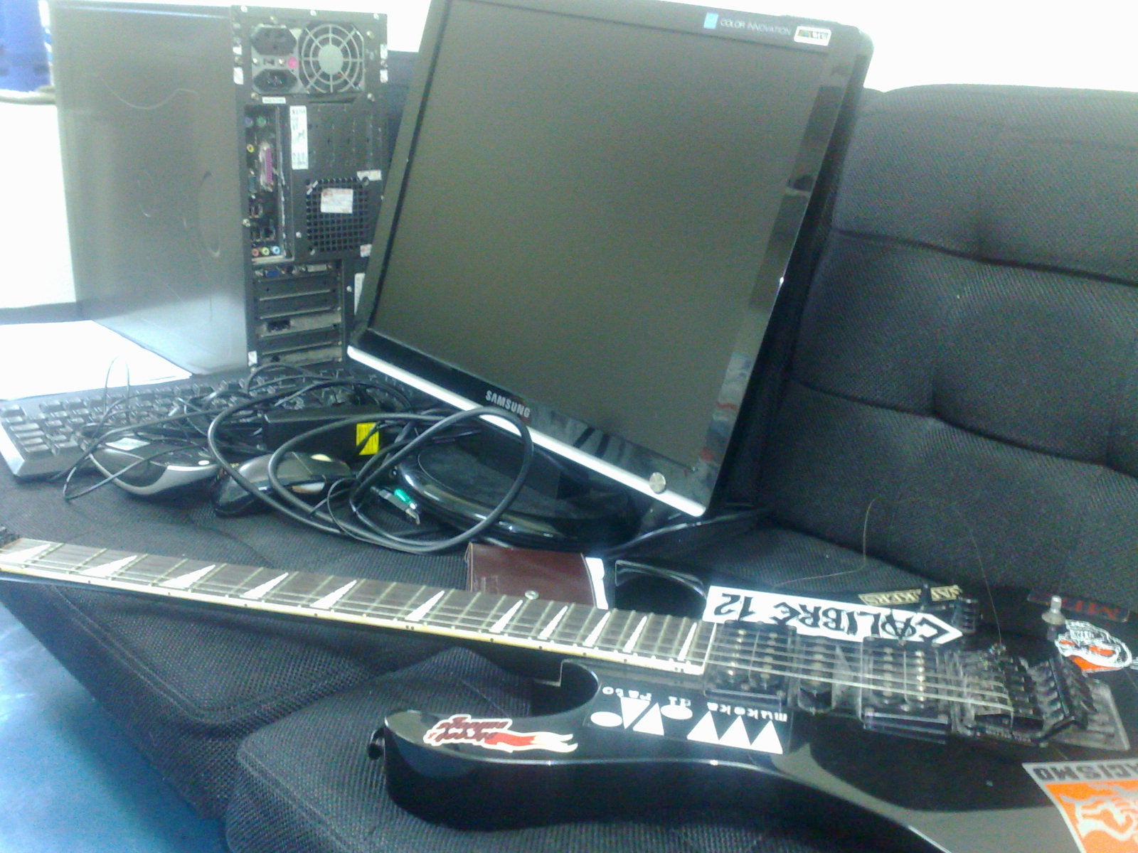 Uma guitarra, um computador e um notebook foram recuperados | Felippe Aníbal/ Gazeta do Povo