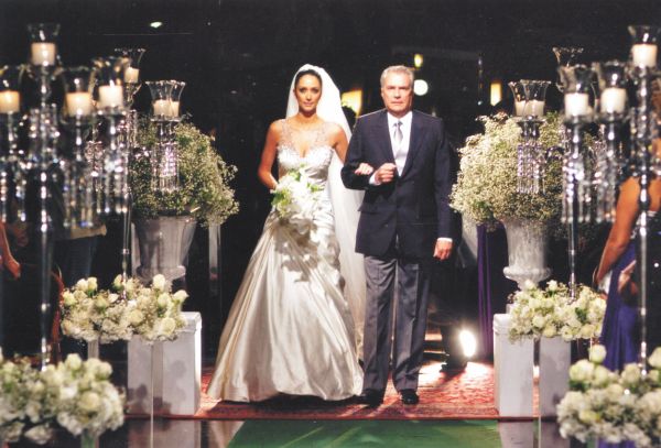 A noiva Juliana Vargas Ribas, acompanhada pelo pai, Nilson Ribas Filho, quando adentrou o Salão de Golfe do Graciosa Country Club, para receber a bênção religiosa, oficiada pelo pastor Juares Marcondes, no ato em que se tornou a sra. Eduardo Portal | Fotos: Naideron Jr. e Diego Pisante