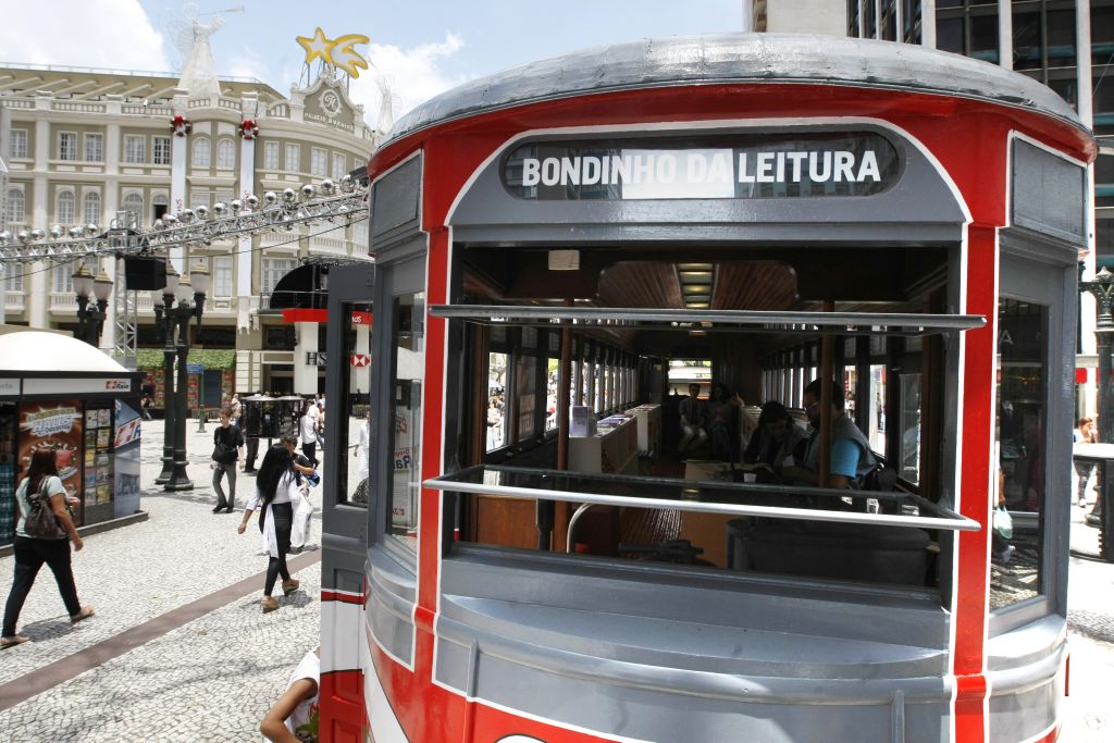 Bondinho da Leitura: no momento, acervo de 1.500 títulos, sobretudo literatura contemporânea | Daniel Castellano/ Gazeta do Povo