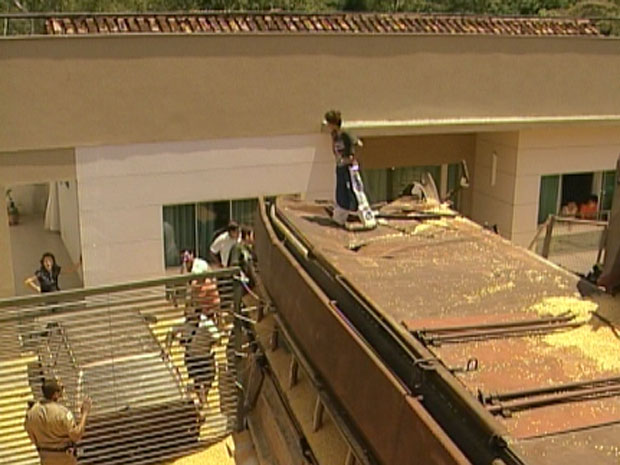 Vagão carregado de milho invadiu sacada de uma casa | Foto: Reprodução de vídeo