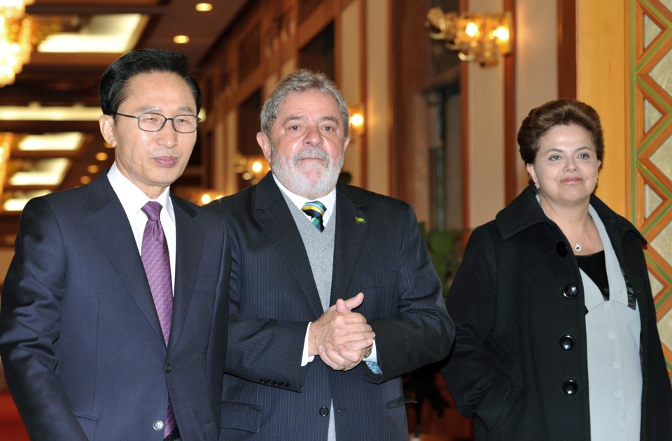 Lula acompanhado do presidente da Coréia do Sul, Lee Myung-bak, e a presidente eleita Dilma Rousseff durante sua visita a Seul | Kim Jae Hwan/Reuters
