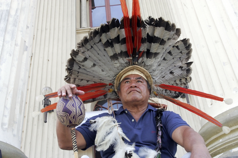 A maioria dos índios que vêm para centros urbanos está sendo expulsa de suas aldeias. E muitos deles acabam virando mais um favelado na cidade. | Henry Milleo/Gazeta do Povo
