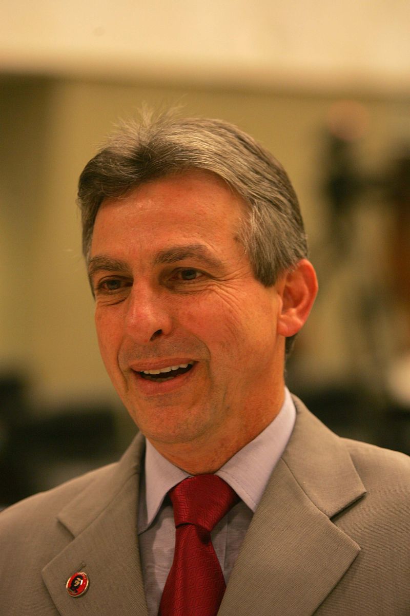 Isso não é um recurso regimental, mas sim uma agressão e um desrespeito à população do Paraná. Isso é um sinal de como será o próximo governo.
Tadeu Veneri, relator do projeto, sobre a manobra dos aliados de Richa para adiar a votação da Defensoria, na manhã de ontem | Ivonaldo Alexandre/ Gazeta do Povo