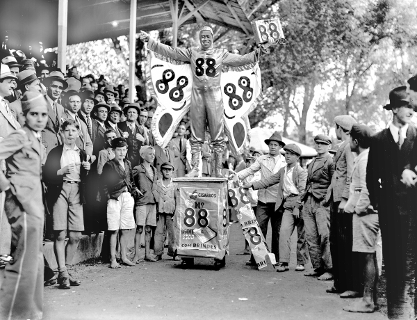 Bataclan, fantasiado de borboleta 88, fazendo propaganda de cigarro em campo de futebol, em 1937 |