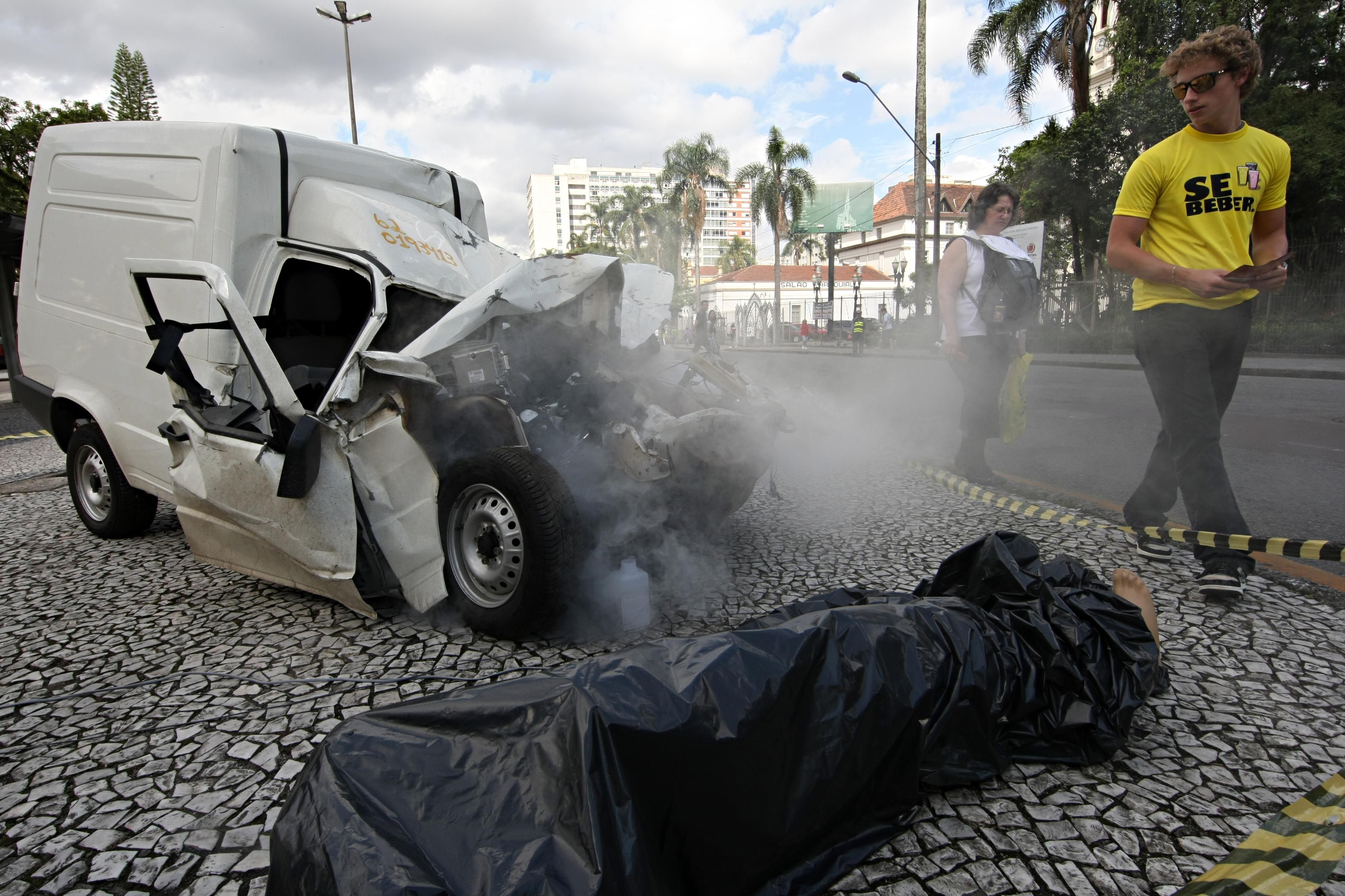 A instalação de uma máquina de fumaça e a colocação de um manequim coberto por um saco plástico preto deu mais veracidade à encenação | Albari Rosa / Agência de Notícias Gazeta do Povo