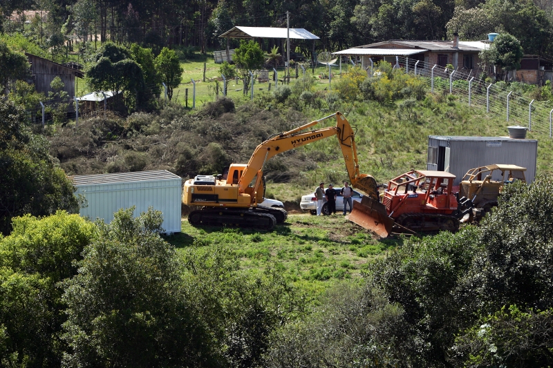 Máquinas preparam terreno onde seria instalado o aterro provisório da Cavo | Antonio More/Gazeta do Povo