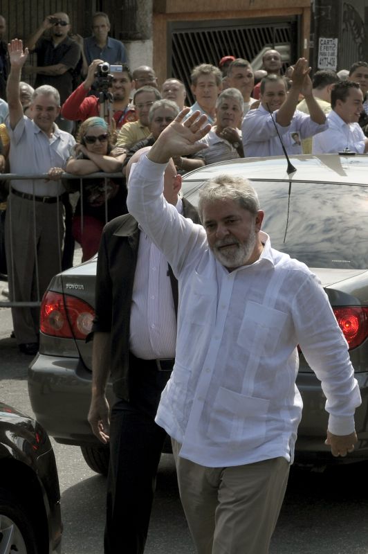 Lula após votar em Dilma para sucedê-lo: o presidente deve tomar medidas para evitar desgastes políticos para a futura ocupante do Palácio do Planalto | Maurício Lima/AFP