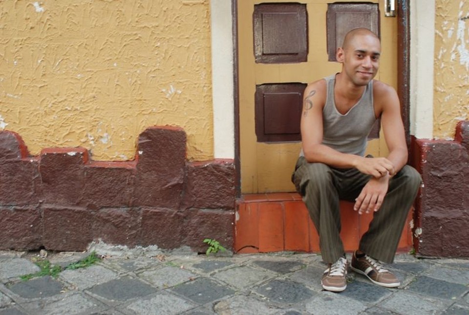 O cantor e percussionista Gustavo Proença estreia espetáculo solo | Anaterra Viana