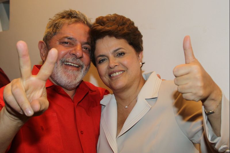 Lula e Dilma, durante a comemoração da vitória: estilo "emotivo" do atual presidente deve ser substituído por uma postura mais sóbria de sua sucessora | Ricardo Stukert / Presidência da República