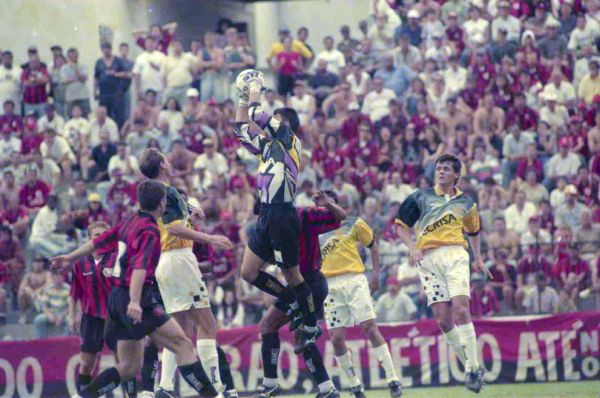 Lance de Atlético x Criciúma, em 1996, na antiga Baixada: azar do Fluminense | Arquivo/ Gazeta do Povo