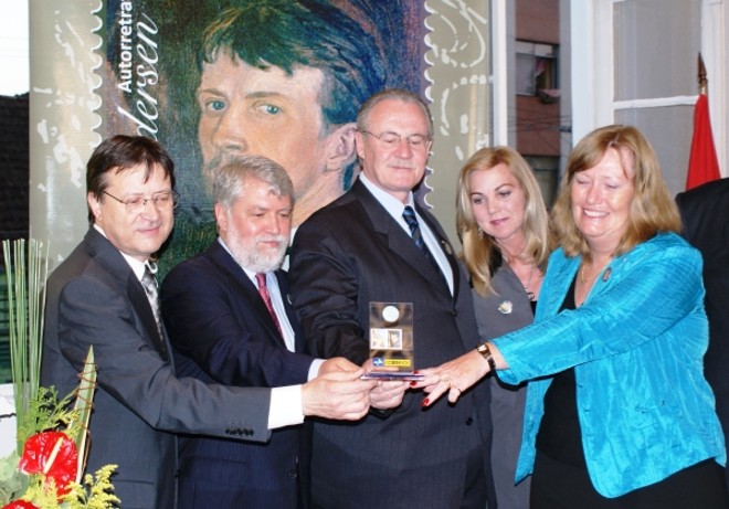 Na mesma ocasião, foram lançados um selo, um carimbo e o Catálogo de Obrasde Alfredo Andersen em homenagem ao artista. Na foto, da esquerda para a direita: o diretor dos Correios no Paraná, ItamarRibeiro; o advogado Wilson Andersen Ballão, presidente da Sociedade Amigos de Alfredo Andersen e bisneto do pintor, o governador Orlando Pessuti e a primeira-dama Regina Pessuti e a embaixadora da Noruega no Brasil, Turid Rodrigues Eusébio | 