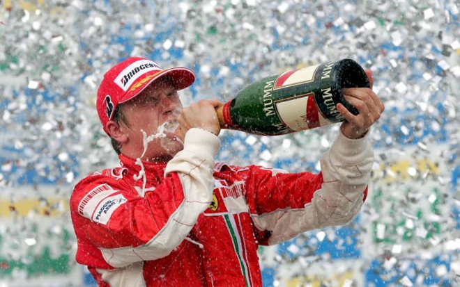 Alonso e Hamilton brigavam na McLaren em 2007, Raikkonen venceu e foi campeão | 