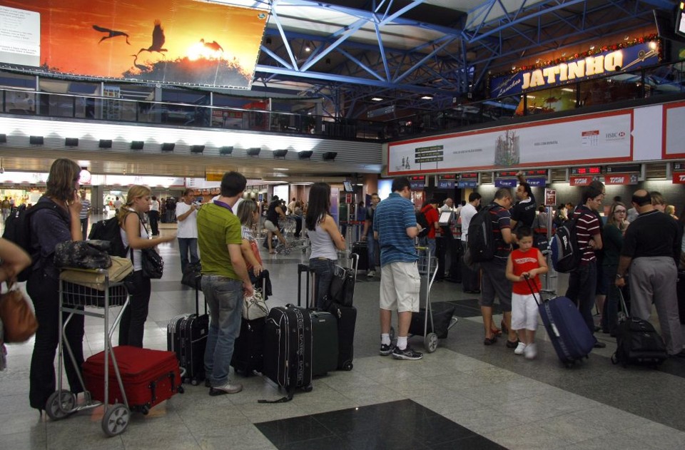No Aeroporto Afonso Pena, longas filas se formaram no início da noite: passageiros reclamavam da demora | Hugo Harada/Gazeta do Povo