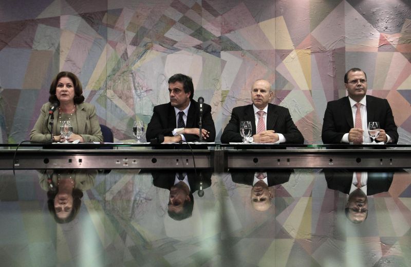 Miriam Belchior, que será ministra do Planejamento; José Eduardo Cardozo, que coordena a transição; Guido Mantega, que permanecerá como ministro da Fazenda, e Alexandre Tombini, indicado à Presidência do Banco Central, falaram com jornalistas durante coletiva em Brasília | REUTERS/Ricardo Moraes