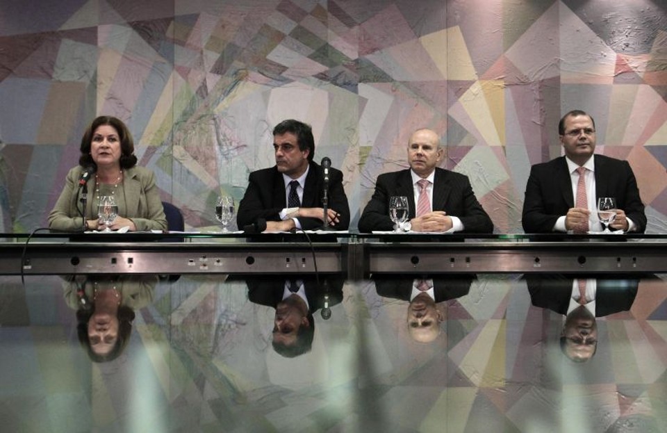 Miriam Belchior, que será ministra do Planejamento; José Eduardo Cardozo, que coordena a transição; Guido Mantega, que permanecerá como ministro da Fazenda, e Alexandre Tombini, indicado à Presidência do Banco Central, falaram com jornalistas durante coletiva em Brasília | REUTERS/Ricardo Moraes