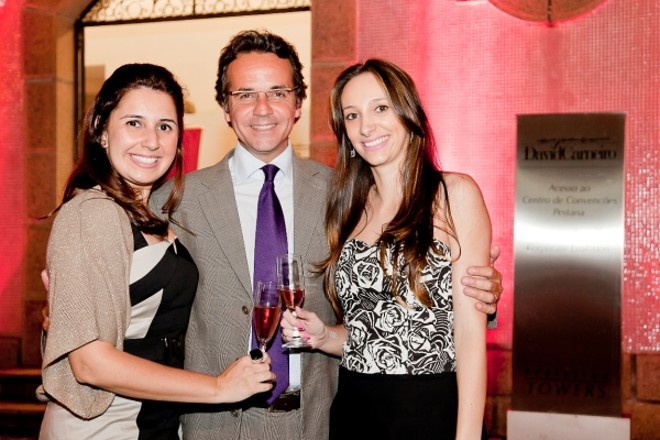 A jornalista Thabata Martin (à esq.) e Camila Podolak, diretora de marketing da importadora Porto a Porto, com Hernán Saucedo, gerente-geral do Hotel Pestana Curitiba, no lançamento do projeto Novembro Rosé, no Espaço Cultural David Carneiro. Na ocasião, a fachada do centro de convenções do hotel foi iluminada na cor rosa em apoio ao projeto idealizado por Thabata, que visa a alertar as mulheres sobre a importância do diagnóstico precoce do câncer de mama | 