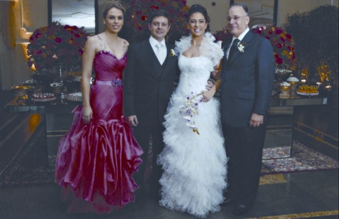 CASAMENTO DE ANA LUÍZA E RODRIGO -No enlace de Ana Luíza Mehl e Rodrigo Pasqual, que aconteceu no Buffet Ilha do Mehl, os noivos ladeados pelo pai e pela irmã dela, João Jacob e Luiza Helena Mehl. O noivo é filho dos amigos Izabel Cristina (Vitola Strano) e Celso Pasqual | Foto Vimo