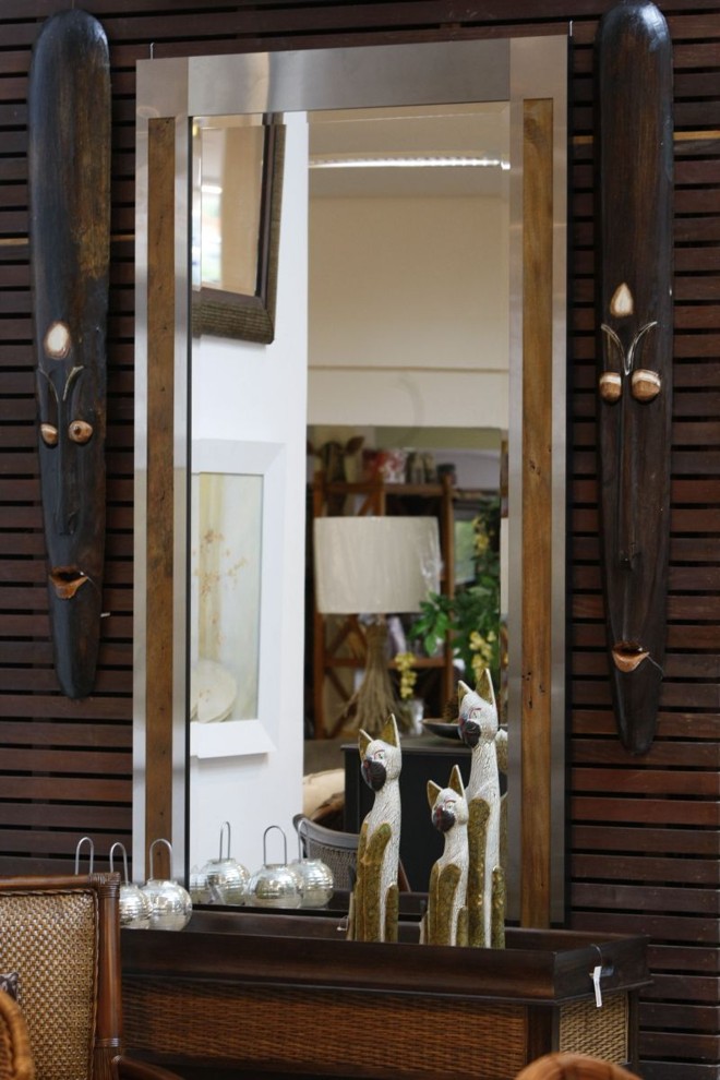 Espelho com moldura de madeira de demolição e aço escovado, da Scarazzato. Por R$ 3.288, na Artesanal Mais | 