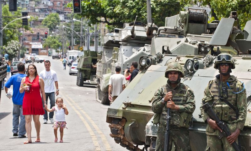 Tropas federais vão garantir a ordem e a segurança nos próximos oito meses nos territórios tomados do tráfico: nova missão preocupa os militares | Aantonio Scorza / AFP