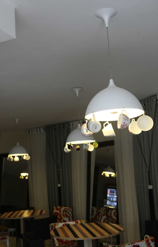 Pendente com xícaras, do Terraço do Café e Café Sustentável, da arquiteta Gisela Ribeiro e da designer de interiores Mariluci Brambilla |