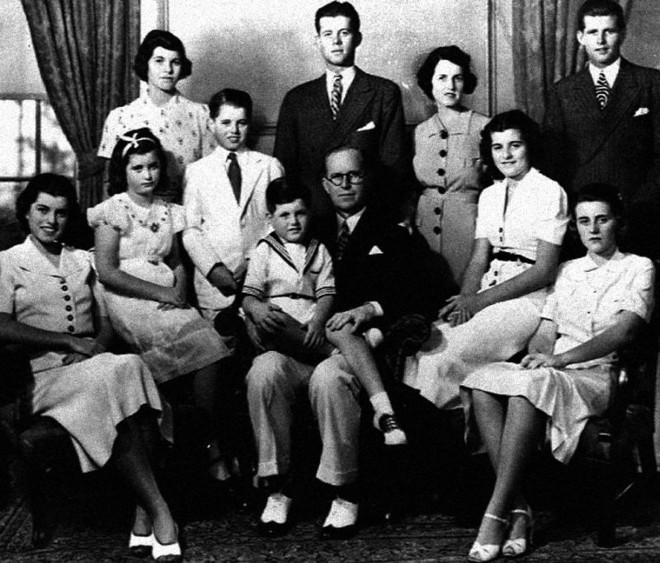 O patriarca Joseph Kenndy Sr., ao centro, cercado da mulher e dos filhos | 