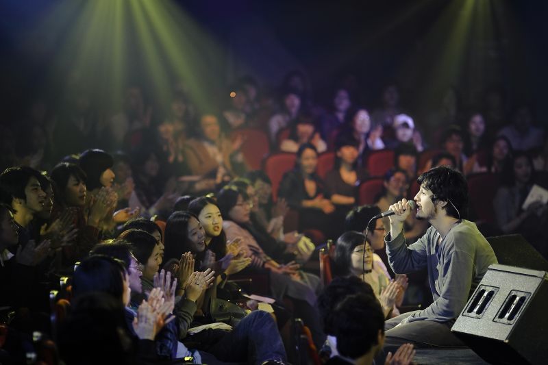 Tiago Iorc durante gravação na emissora de tevelisão sul-coreana EBS | EBS Seoul