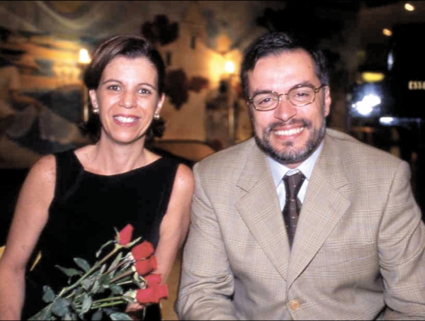 O casal Silvana e João Frazão (em foto de arquivo da coluna) promove neste sábado, a partir das 22 horas, uma festa na boate All Seasons, do Hotel Bourbon, para comemorar os 21 anos de sua inauguração (ocorrida de fato no dia 9 de novembro de 1989). Silvana era a promoter da boate e João dirigiu-a e foi seu DJ durante vários anos. Os convites estão à venda na Rua Visconde do Rio Branco 1.699 (fundos da Rua 24 Horas) e na Mixed do Shopping Crystal (nesta, só os femininos) | Jader da Rocha
