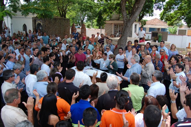 Amigos e familiares realizaram uma oração em homenagem a Ronald Ravedutti | 