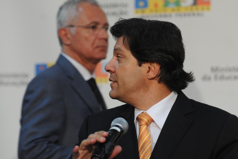 O ministro Fernando Haddad e o presidente do Inep, Joaquim Soares Neto: MEC tentará convencer a Justiça de que não há razão para anular toda a prova | Fábio Rodriguez Pozzebom/ABr