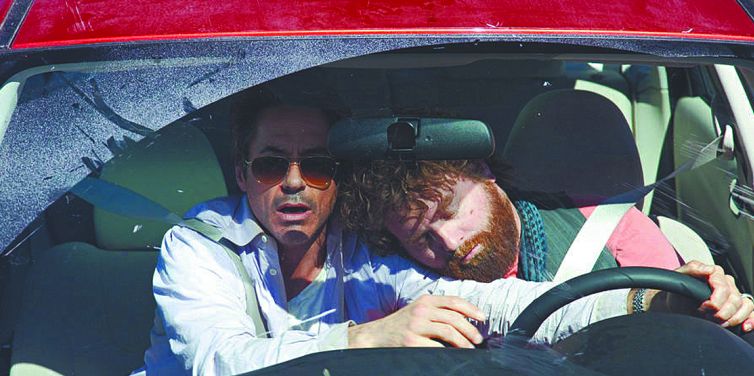 Na pele de um arquiteto careta, Robert Downey Jr. sofre na mão de um espaçoso colega de viagem | Divulgação