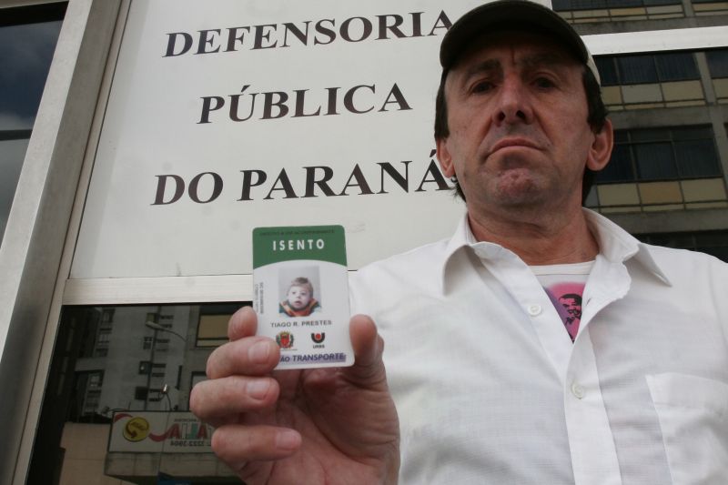 Adail Prestes espera há três anos conclusão de um processo requisitando auxílio para o tratamento do filho de 7 anos, com síndrome de Down | Walter Kuko Alves/Gazeta do Povo