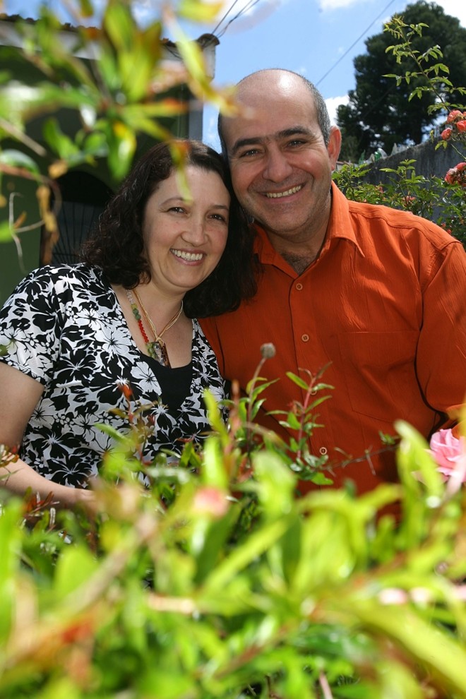 Conversa e muito bom humor -Eles são casados há 21 anos, trabalham juntos e juram que não conseguem ficar longe um do outro um dia que seja. Nossas discussões ficam reservadas para o trabalho. Em casa, é tudo na base do bom humor e da conversa, comenta o empresário Antônio Nascimento. E a esposa, Rose, garante que todo esse amor faz muito bem à saúde. Tive uma depressão muito forte e, se não fosse ele, não teria ficado bem. Ele me ajudou no momento em que mais precisei e mostrou que podemos superar qualquer problema juntos, conta. A receita, segundo eles, é simples. Muito respeito e confiança. Com certeza vou morrer apaixonado por ela, diz o marido | Ivonaldo Alexandre/Gazeta doPovo