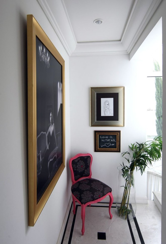 Na casa da designer Maria Cláudia a pequena lousa, colocada no corredor, é uma forma de interação entre os moradores |