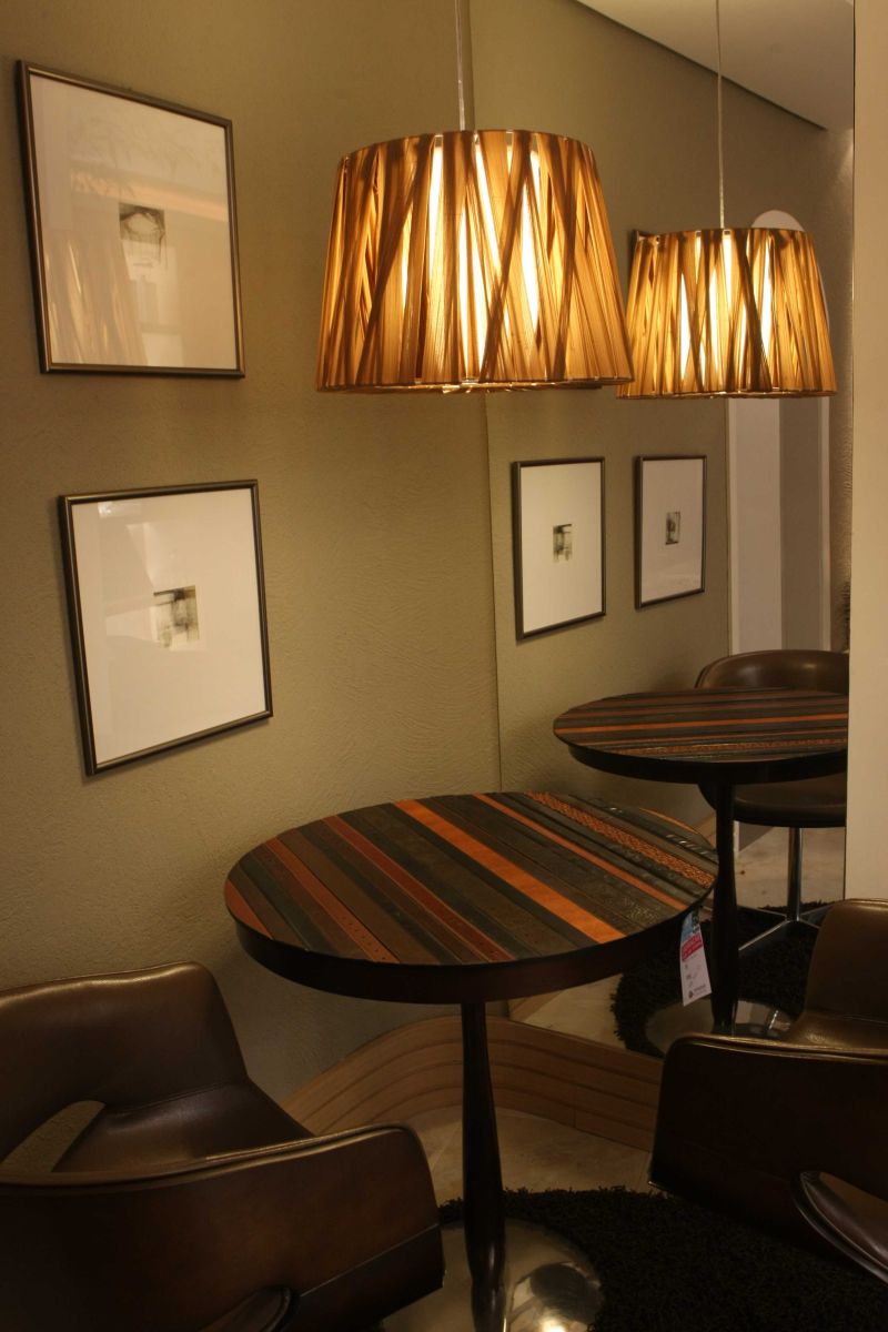 Mesa com cintos e pendente de meias de seda, do Estar Íntimo da Família, das arquitetas Iara Araújo Cunha Pereira e Luciana Cavalli | Fotos: Aniele Nascimento/Gazeta do Povo