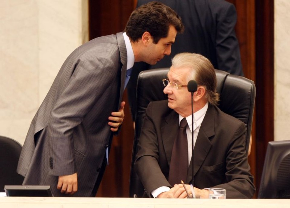 Procuradoria livra Justus e Curi alegando que eles têm berço MP pede em ação judicial que Nelson Justus e Alexandre Khury devolvam quase R$ 6 milhões aos cofres da Assembleia pela contratação de funcionários na 1ª secretaria da Casa | Albari Rosa / Gazeta do Povo