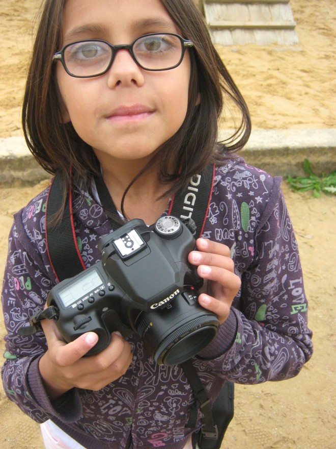 Uma das participantes do projeto, de câmera a postos |