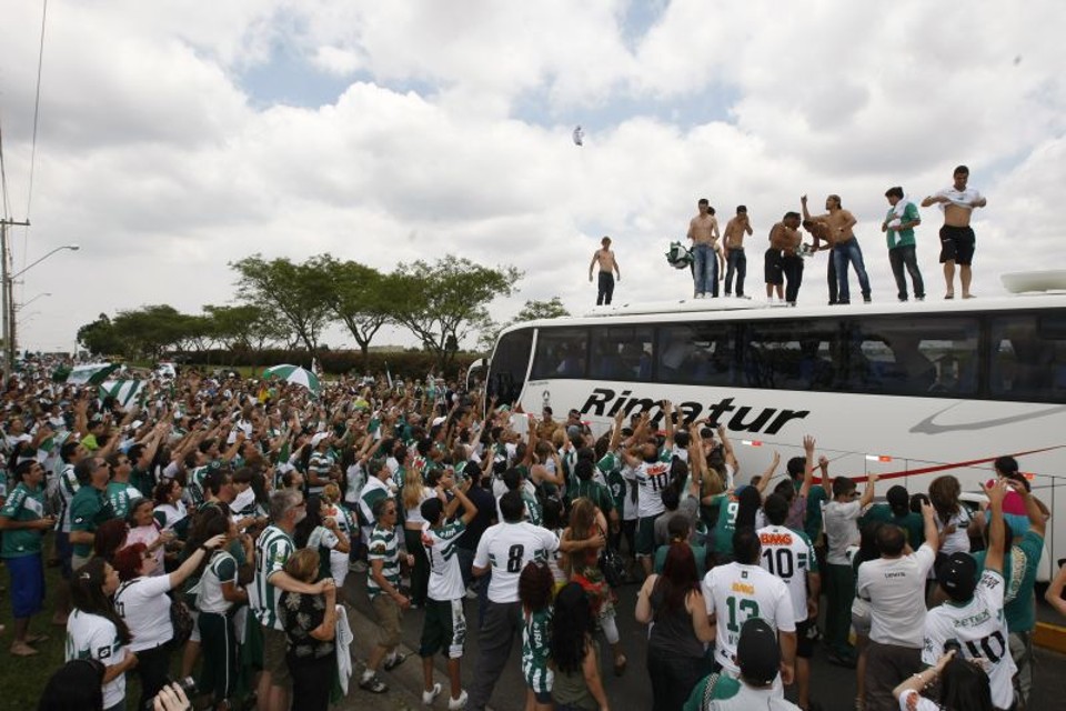 Jogadores do Coritiba em cima do ônibus no caminho do aeroporto ao Couto Pereira | Marcelo Elias / Agência de Notícias Gazeta do Povo