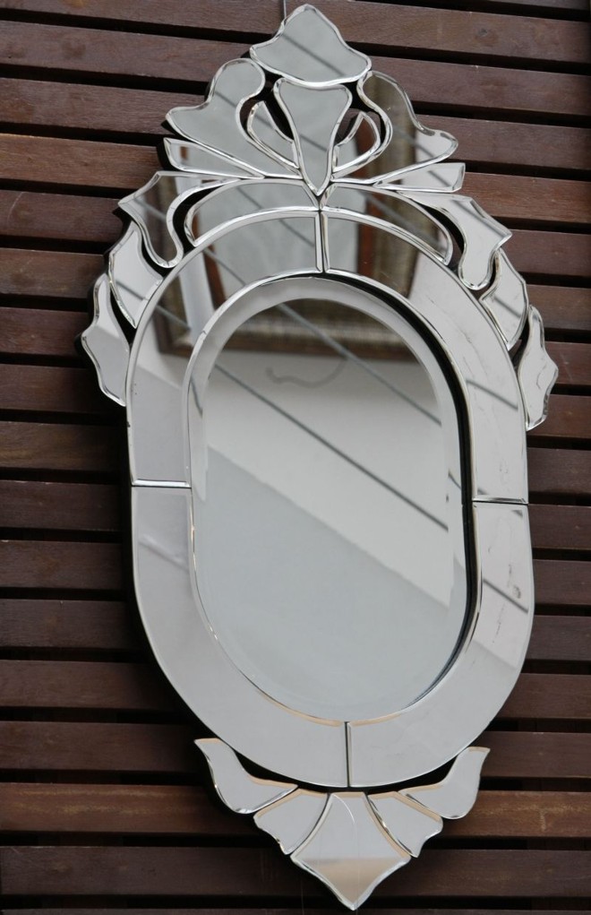 Espelho Veneziano, na cor prata, importado de Bali. Por R$ 933,90, na Artesanal Mais | 
