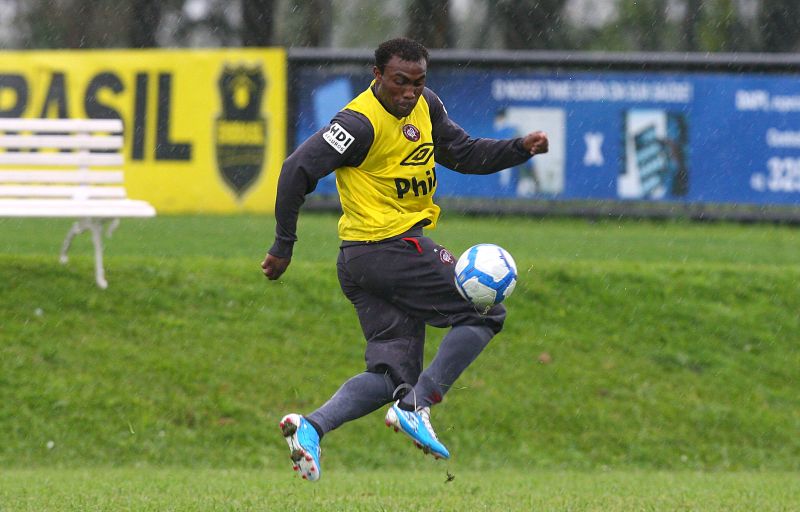 O equatoriano Guerrón, que estava com dores nas costas, foi confirmado por Sérgio Soares: Ele joga até de muleta, disse o treinador rubro-negro | Hedeson Alves/ Gazeta do Povo