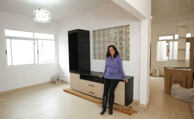 A recepcionista Andréa Lima comprou um apartamento antigo e está mobiliando aos poucos |
