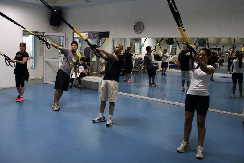 Na TRX, a atividade combina o peso corporal do praticante e a angulação do corpo: liberdade para aumentar o ângulo de abertura dos braços | Walter Alves/Gazeta do Povo