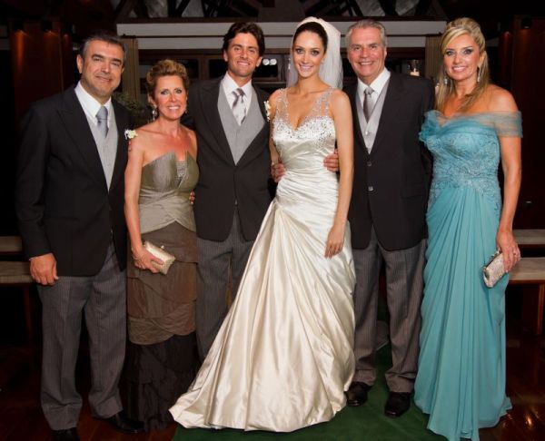 Os noivos Eduardo Portal e Juliana Vargas Ribas com os pais, Cláudia e Renato Portal (à esq.) e Liliana e Nilson Ribas Filho, na elegante e prestigiada cerimônia civil e religiosa realizada no último sábado, no Graciosa Country Club | Naideron Jr.
