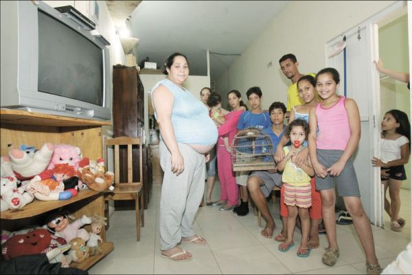 2009 -A família de Zélia Rodrigues na moradia provisória no bairro Garcia, em Blumenau, há um ano: falta de privacidade | Daniel Castellano/ Gazeta do Povo