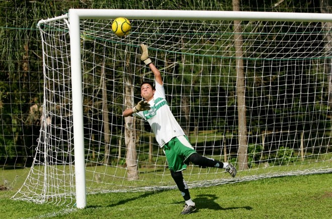 O goleiro mirim Vinícius, de 14 anos, usa prótese nas pernas para defender o gol de uma escolinha ligada ao Coritiba | Antonio More/ Gazeta do Povo