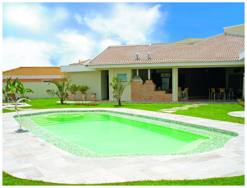 Piscina verde em fibra, da Linha Color, da Henrimar. Há outras seis opções de cores | Henrimar/Divulgação